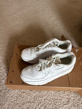 EUC Nike White air max Leather Sneakers 5.5 Y
